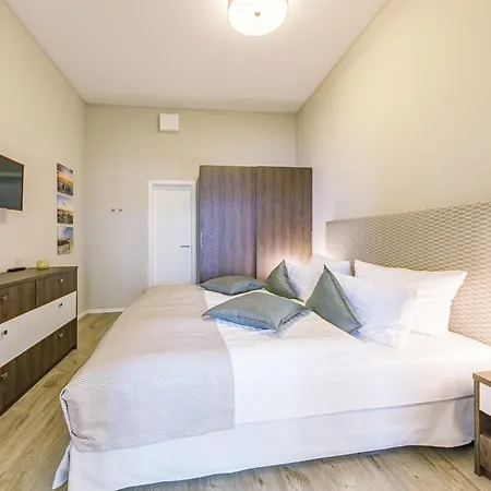 Alte Seefahrtschule - Zwei Wasser 4*