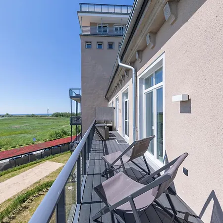 Alte Seefahrtschule - Zwei Wasser 4*