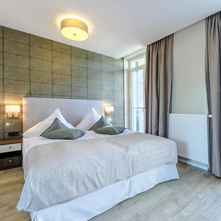 Alte Seefahrtschule - Zwei Wasser 4*